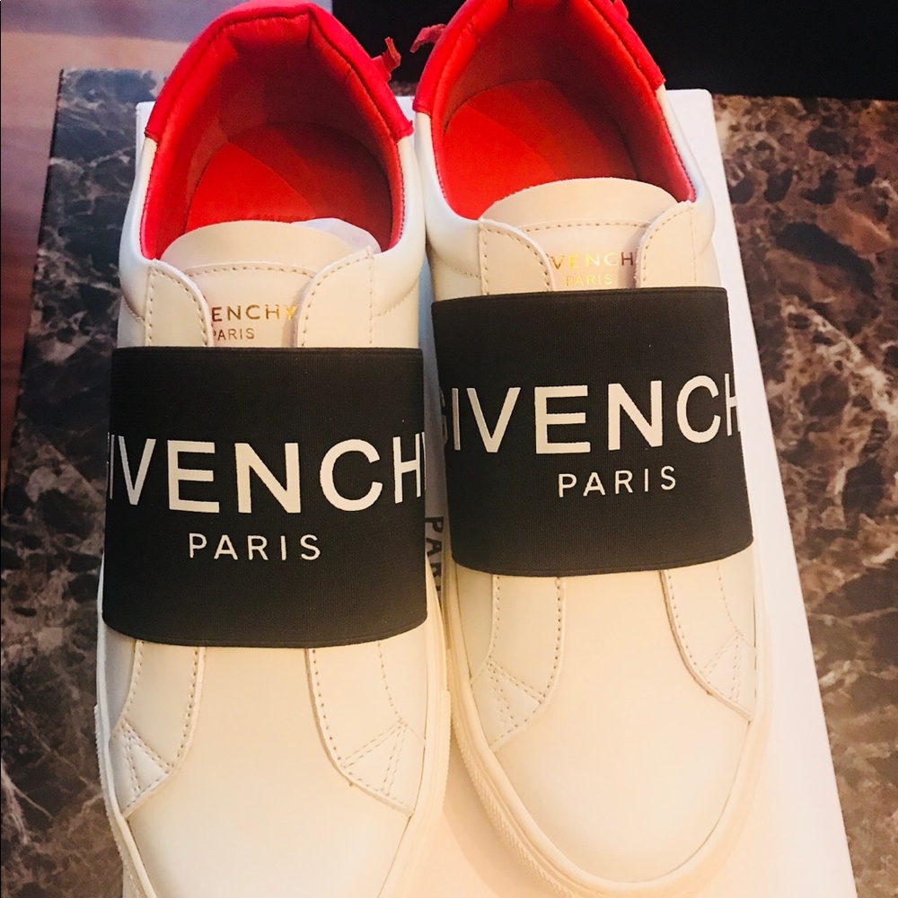 Brand new pair of givenchy women’s skate 👟🔥